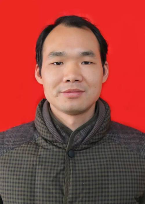 网络育人的探路者——记2016年下学期先进教育工作者伍波